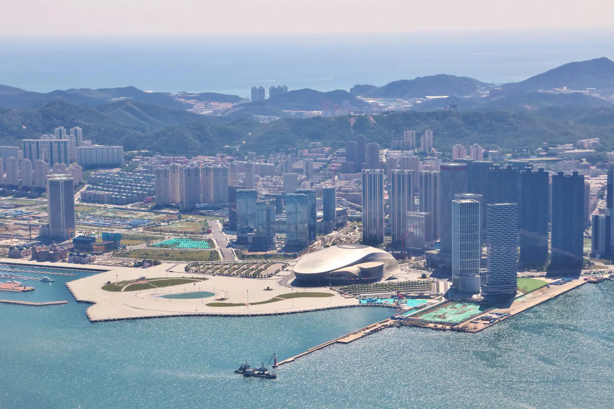 大連の海辺に広がる港町の風景